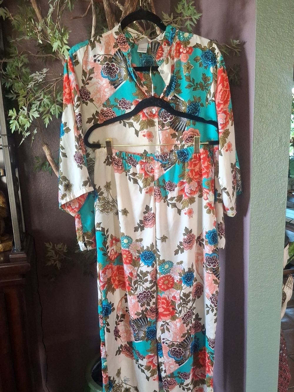 Absolutley Gorgeous Natori Floral Pajama Set  in Cream, Teal & Coral